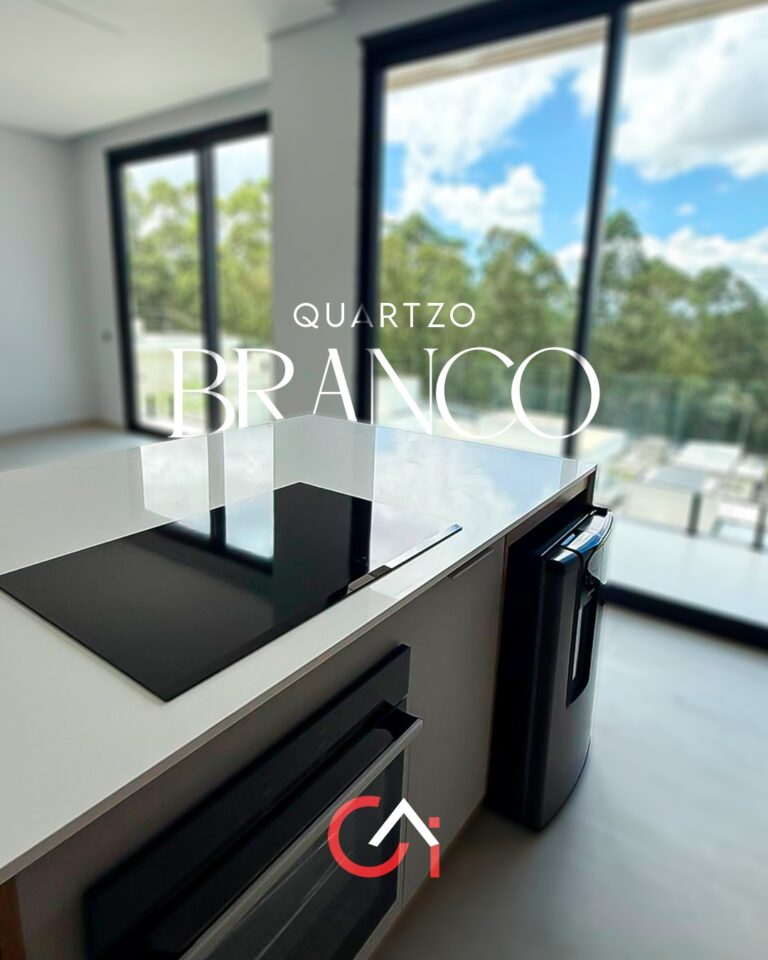 Cozinha com bancada em quartzo branco feita pela GVI Mármores em Osasco