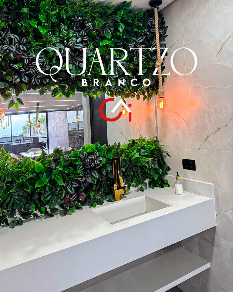 Bancada em quartzo branco ao lado de jardim vertical