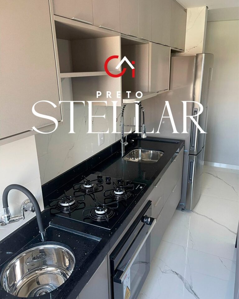 Cozinha com bancada em Preto Stellar e cooktop
