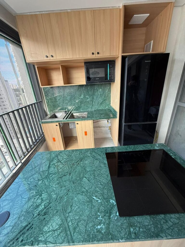 Bancada em pedra verde em área de convivência