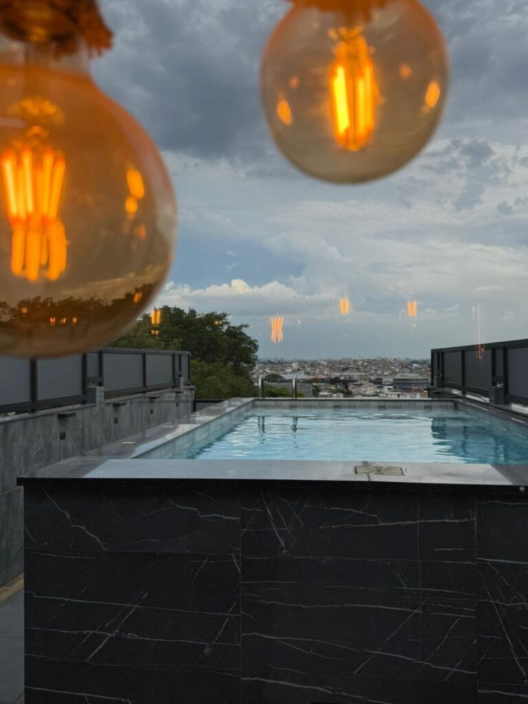 Área externa com piscina e acabamentos em pedra