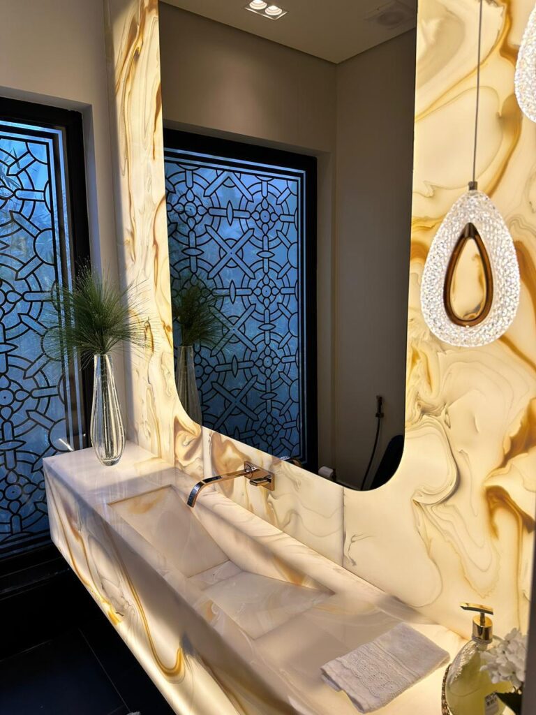 Lavabo com cuba esculpida em pedra