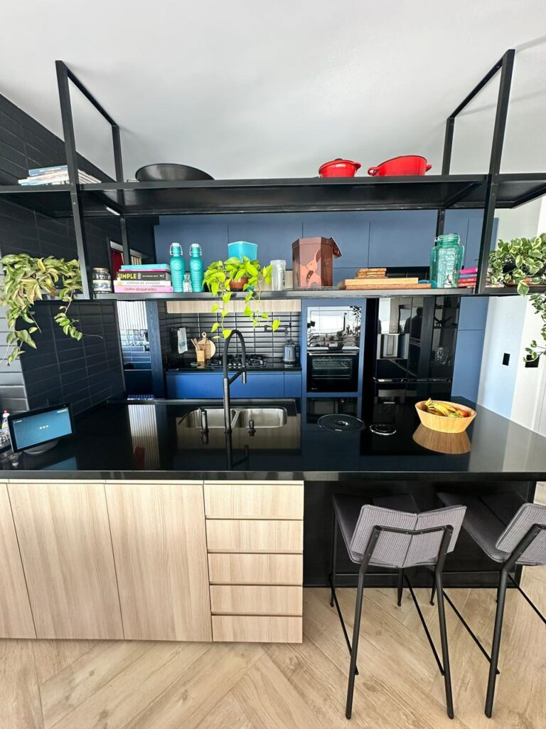 Área gourmet com bancada em pedra preta