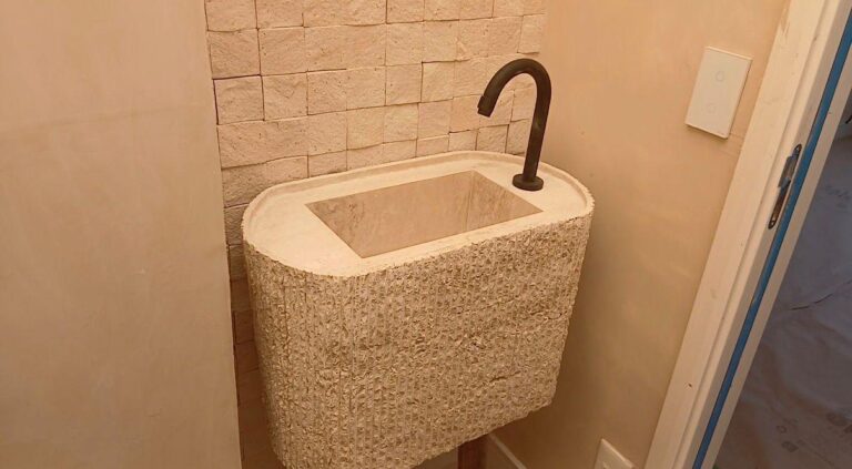 Lavabo com cuba de coluna em pedra